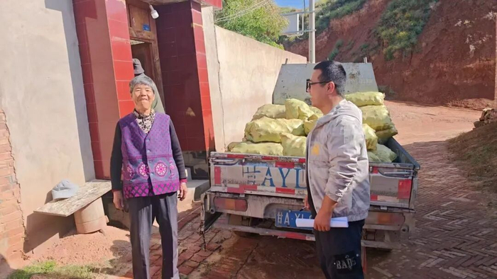▲困难群众收到了取暖用煤。供图/兰州市民政局