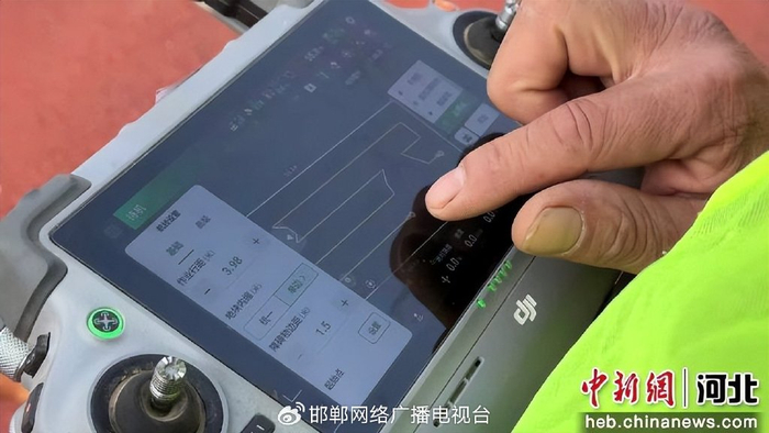 图为比赛选手赛前设置无人机植保路线。 王晓慧 摄