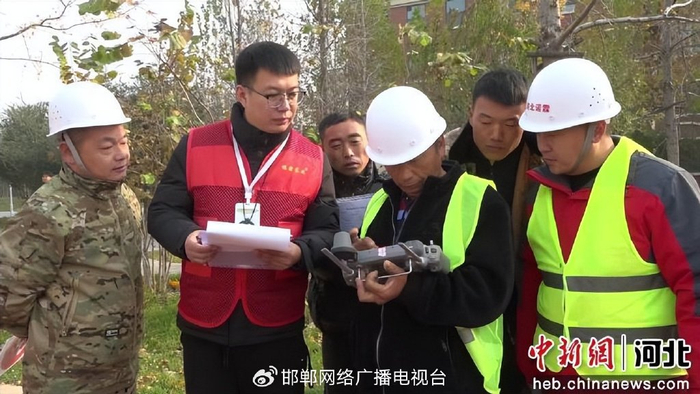 图为裁判员现场为选手打分。 王晓慧 摄