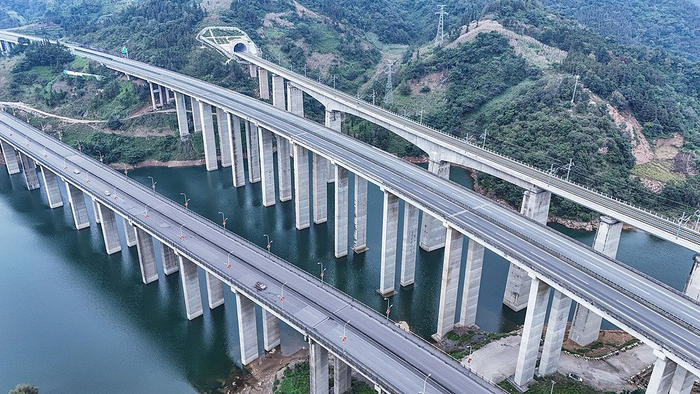 （兴义市纳怀河，盘兴高速、兴清快速和盘兴高铁三条交通要道的大桥在此矗立）