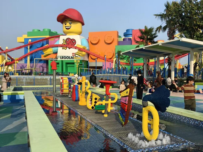 　　11月22日，上海乐高乐园内，亲子游客在此休憩游玩。新华社记者 陈爱平 摄