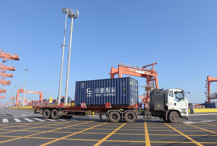 图为一辆电动重卡在唐山港京唐港区集装箱码头堆场运送货物。新华社记者　卢汉欣　摄