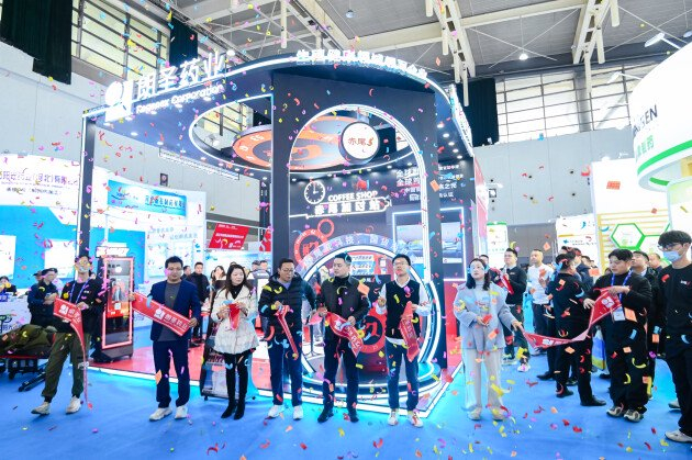 图:药交会现场,朗圣药业携即时零售平台、医药零售连锁代表共庆赤尾持久套OTC渠道首发