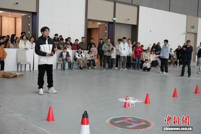 图为无人机飞手穿越障碍赛现场。 吴敏 摄 