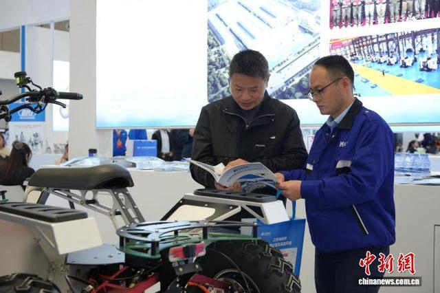 图为参展商为观众介绍航空配套产品地形车。 吴敏 摄 