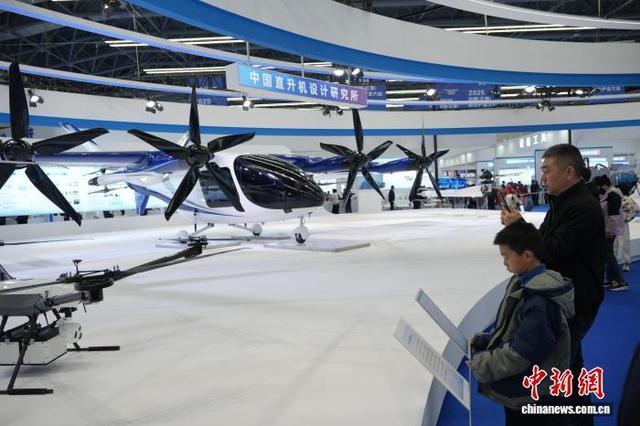 图为观众观看飞行器展品。 吴敏 摄 
