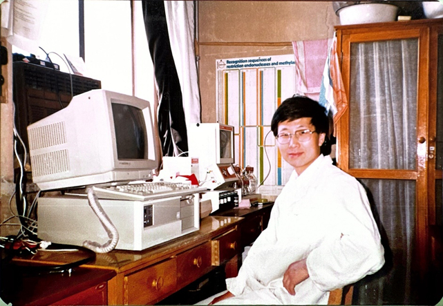 图3  1987年，作者在北京肿瘤防治研究所实验室工作的场景。