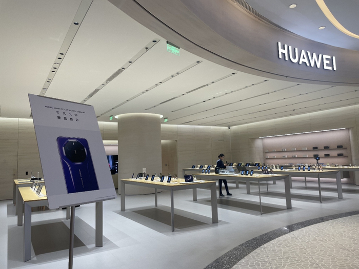 11月21日，广州K11华为臻选店已经张贴Mate 80 RS预订广告，但店内没有实机/作者供图