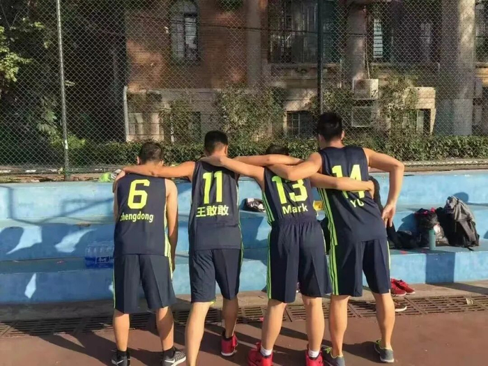 左二为王国安。图源：受访者