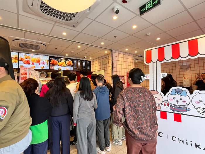 ​门店前来抢购的消费者们。（《消费者报道》记者摄）