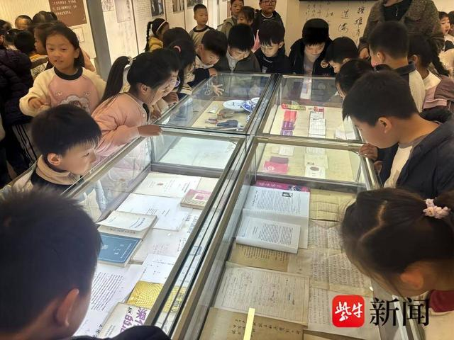 孩子们围看楷模事迹 郭琳琳摄