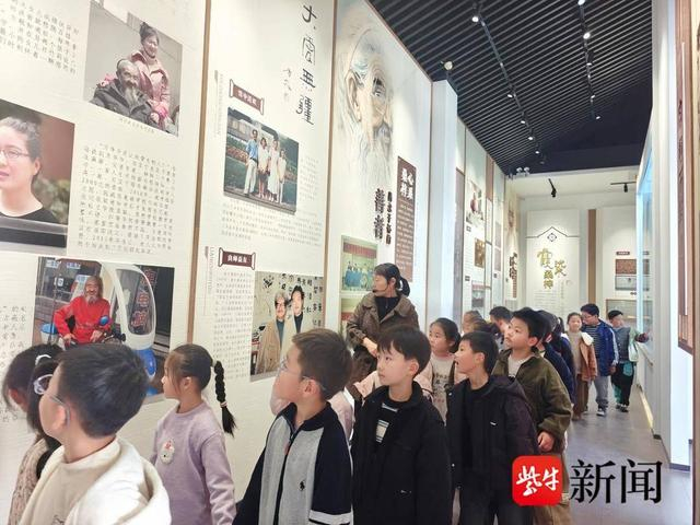 师生们走进方敬纪念馆内 郭琳琳摄