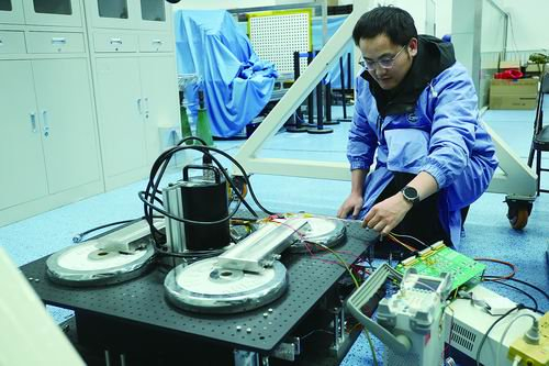 ②直博生王嵩调试检测设备。
