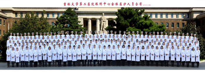 图7  2019年，吉林大学第二医院眼科中心全体医护人员在吉林大学白求恩医学部门前的合影。