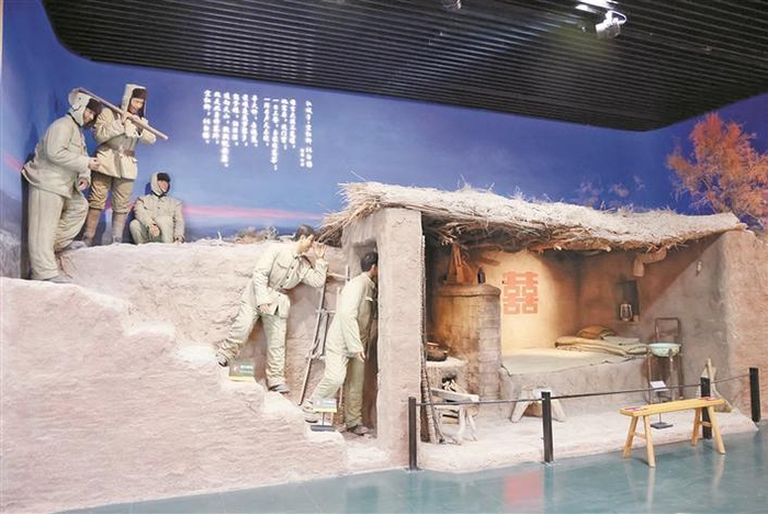     新疆兵团军垦博物馆内复原的地窝子“公共洞房”（摄于11月14日）。      兵团日报常驻记者  王艳  摄