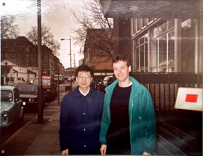 图5  1992-1995年，作者留学英国期间与实验室同事在实验室门前的合影。