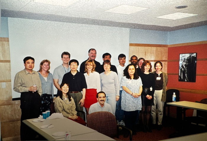 图6  2000年，作者于回国前夕在美国克利夫兰医学中心实验室与同事们告别。