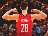 轻松砍下18+5+5！火箭发布赢球海报：申京秀肌肉瞬间成为封面