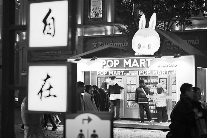     游客在太原钟楼街自动贩卖机购物。 新华社发