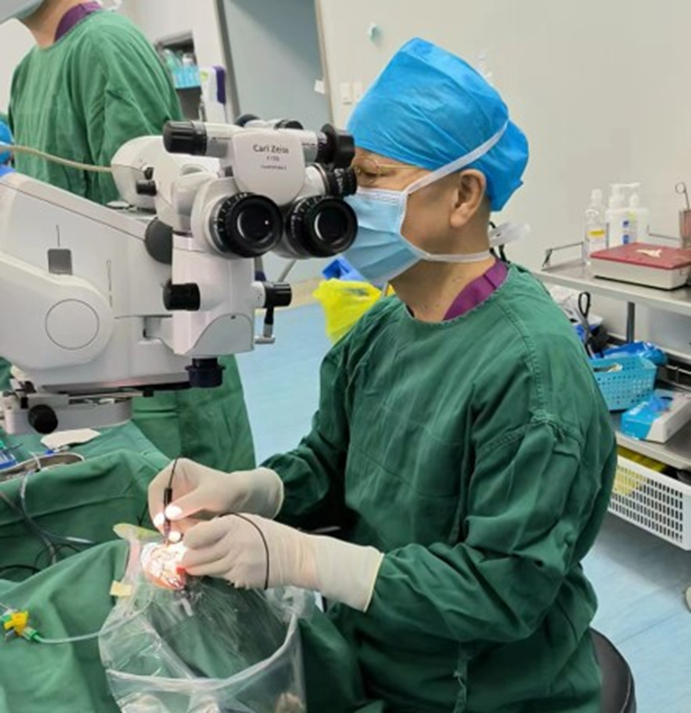 图10  作者在日常工作中为患者实施眼底手术。