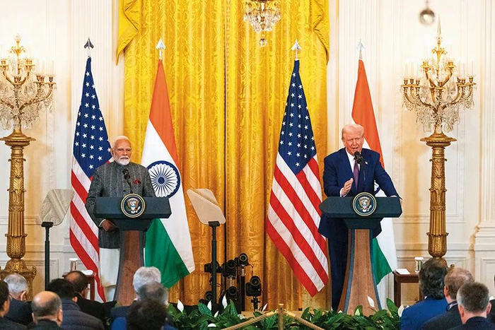 2025年2月13日，美国总统特朗普（右）与到访的印度总理莫迪在华盛顿白宫出席联合记者会 胡友松摄/本刊