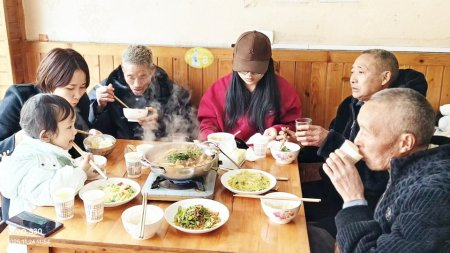 11月24日中午，一大家人其乐融融吃汤锅。受访者供图