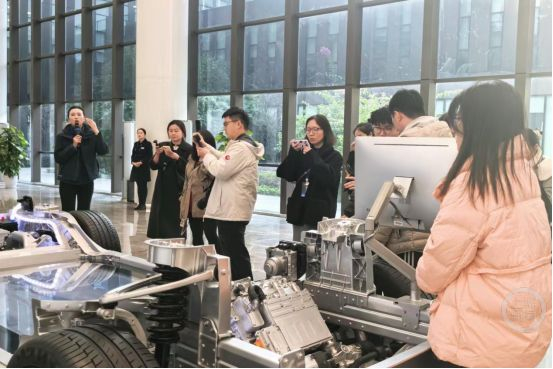 采访团走进长安汽车全球研发中心。严薇 摄
