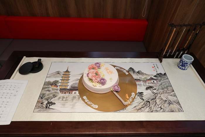 图为DQ南京限定款手工裱花蛋糕【扇韵】（记者 杨溢仁摄）