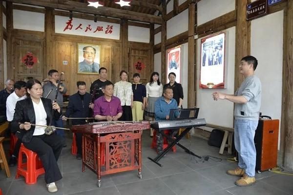 农民乐队正练习“村歌”。吴振湖 摄
