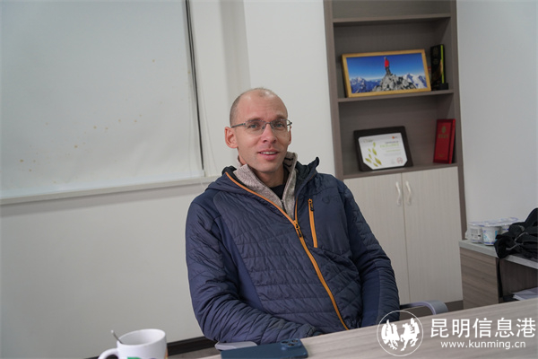 潘伯良先生在办公室里接受采访。记者谭石艳/摄