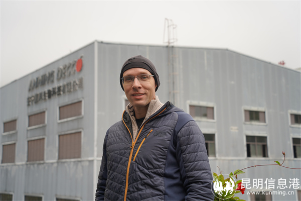 潘伯良先生在其办公室外的露台上。记者谭石艳/摄