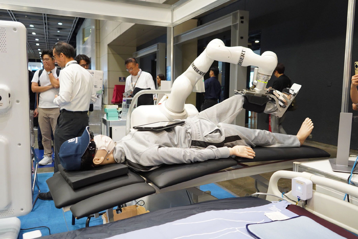 图为第16届香港国际医疗及保健展上的AI康复治疗机器人。新华社发（郭辛　摄）