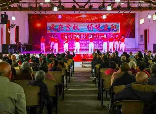 文艺志愿服务队将“文化大餐”送到村民家门口。池永定 摄