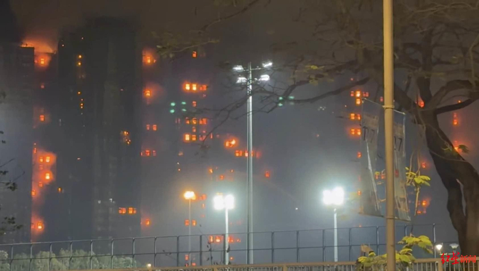实探香港宏福苑大火现场：警员称第一次遇到这么大火，餐厅老板自发为救援人员送餐