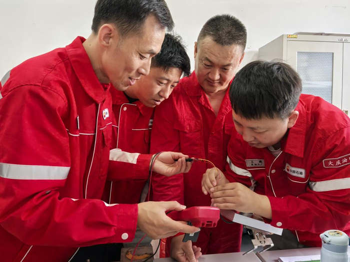 刘可夫和工友研究问题