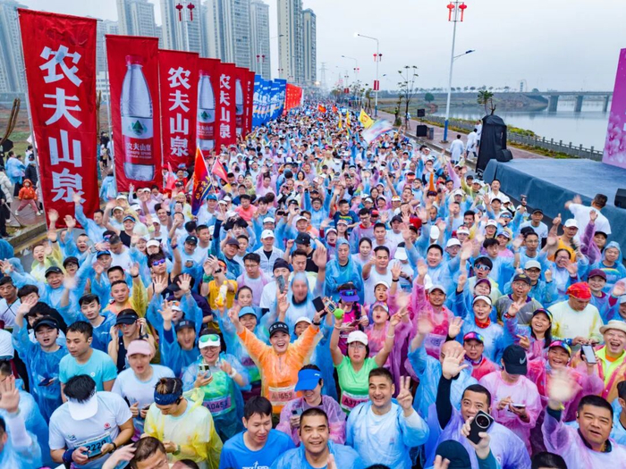 ▲2025年3月9日，悦恒桃花源·2025武宣半程马拉松鸣枪开跑，来自国内外的7000名跑者齐聚武宣。