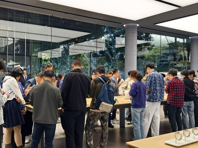  深圳万象天地华为门店，发布会结束后吸引大批消费者（界面新闻记者摄）