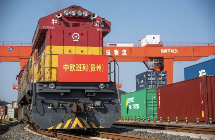 满载货物的中欧班列驶出贵阳国际陆港都拉营站