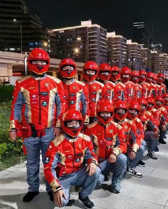  社交平台上的京东外卖新工服照片