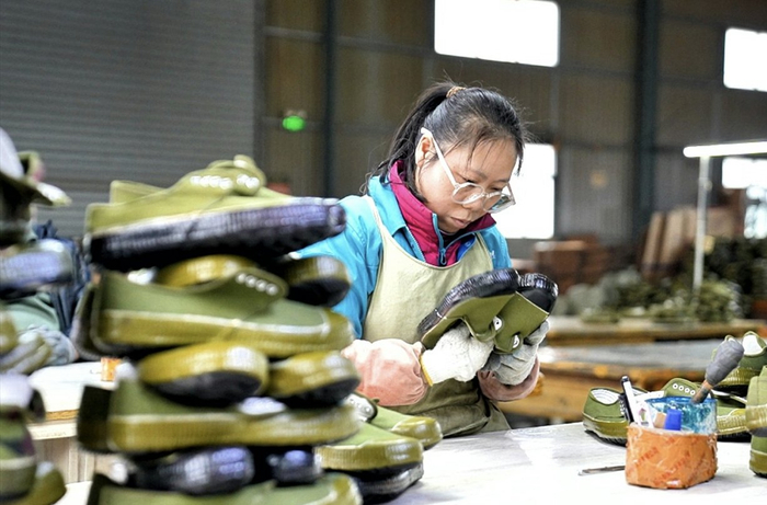 永鸿祥鞋业工人正进行产品质检