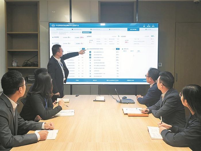        图为近日，中央纪委国家监委驻中国远洋海运纪检监察组干部利用数字化监督平台开展日常监督，对预警风险进行分析研判。 郭熠 摄