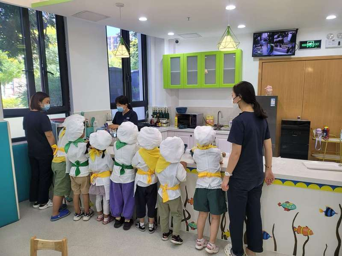 孩子们在大兴区妇幼保健院儿童康复园上烘焙课，训练日常生活能力。受访者供图