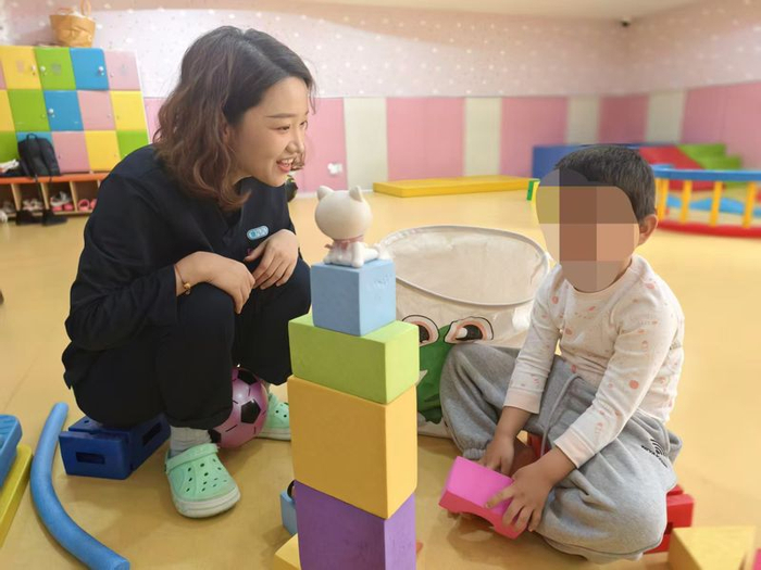 11月14日，大兴区妇幼保健院儿童康复园，董凡凡正在给康复儿童上课。新京报记者 刘思维 摄