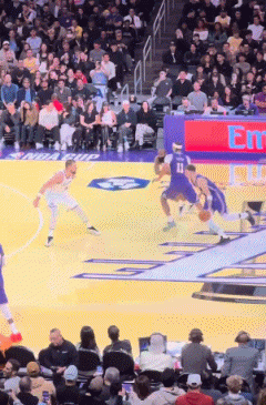 扩大分差！里夫斯接东契奇突破分球 大空位三分飚中