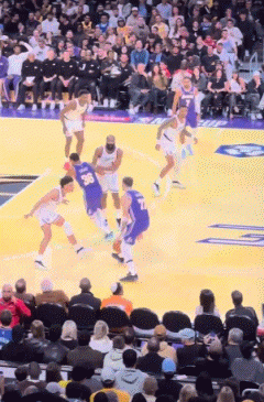 东契奇单打推到罚球线吸引哈登包夹 斯玛特偷后门空切得分