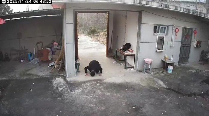 范先生跪别老家并三叩首。图/受访者提供  