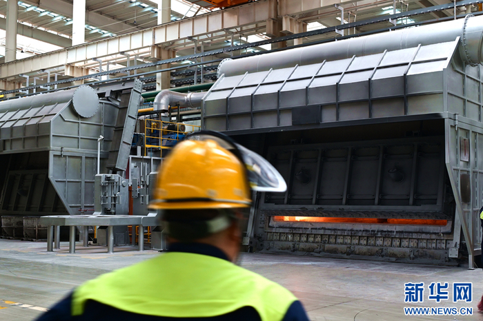 文山州砚山县云南绿色铝创新产业园内，某公司生产车间一景（6月13日摄）。新华网发（刘起 摄）