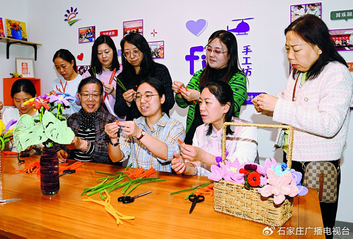 石家庄市新华区在上河原著社区举办了手工制作培训，提高居民的就业技能。记者 张 震 摄