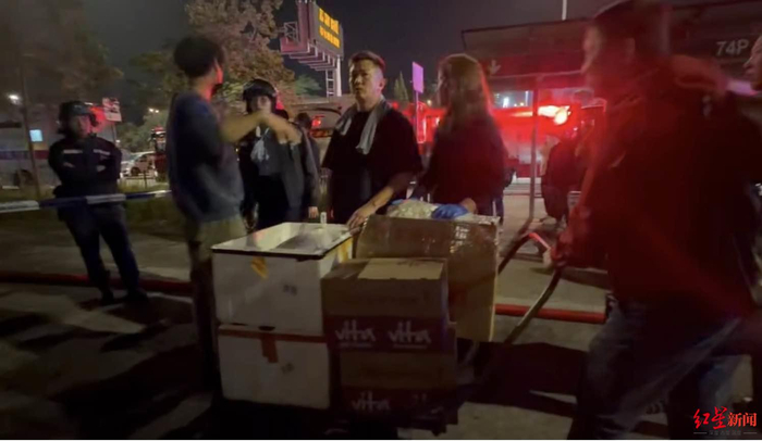 实探香港宏福苑大火现场：警员称第一次遇到这么大火，餐厅老板自发为救援人员送餐