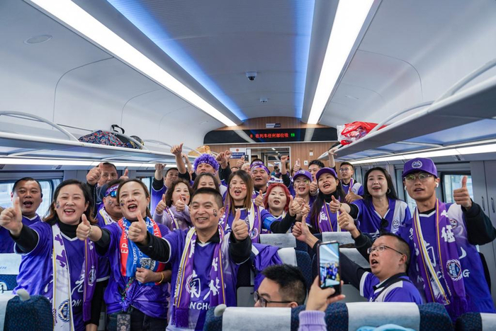 　　11月8日，“川超专列”C4074次列车载着约1200名球迷从南充奔赴达州。（中国铁路成都局集团有限公司供图）
